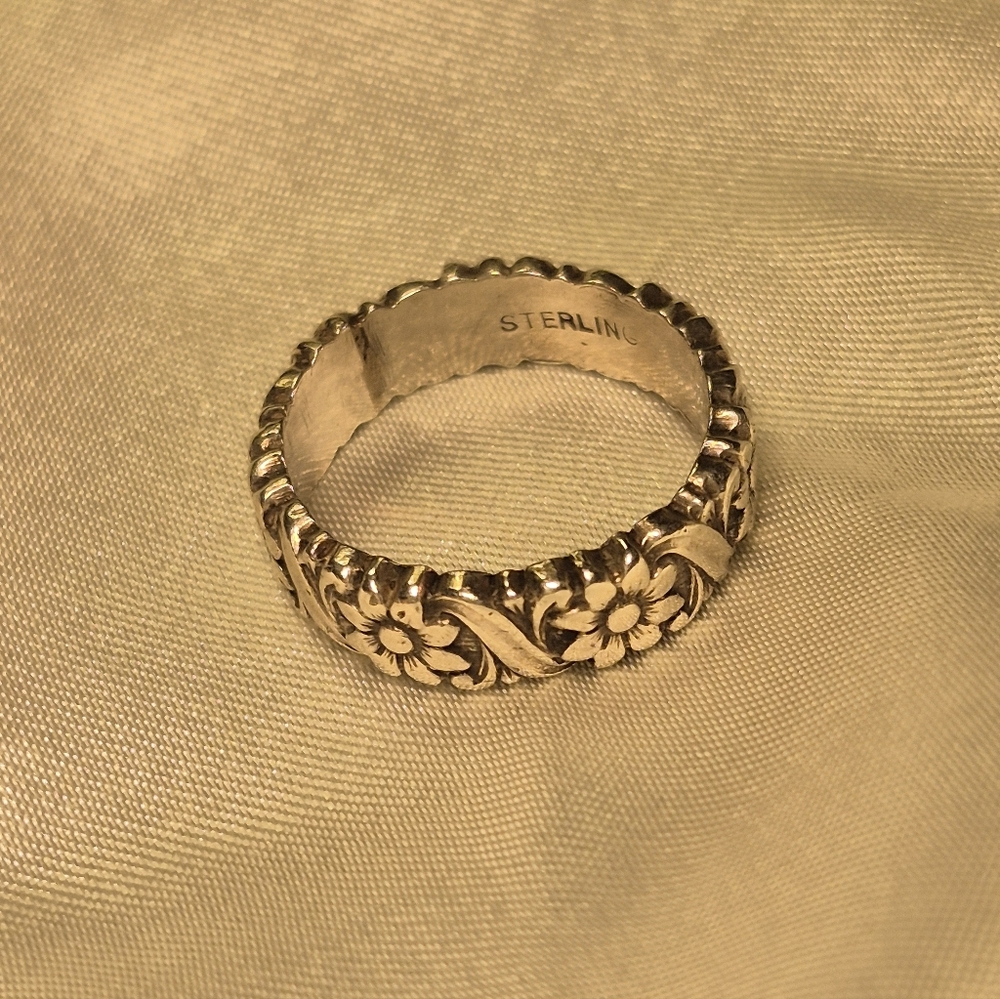 Gorgeous Sterling Silver Floral Ring.  Size 7 Marked "STERLING".  Boho Bali - Picture 3 of 4